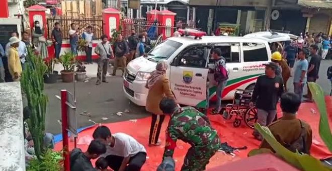 Los equipos de rescate trabajan contra reloj en Java tras un terremoto de magnitud 5.6