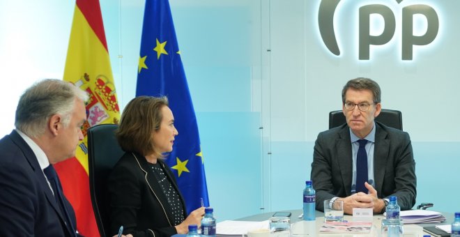 Feijóo improvisa para no dar aire a Vox ante la caída del PP en las encuestas