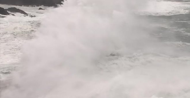 La borrasca golpea el Cantábrico con olas de más de ocho metros