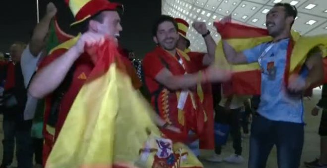 La afición celebra en Catar la goleada histórica de España en el Mundial