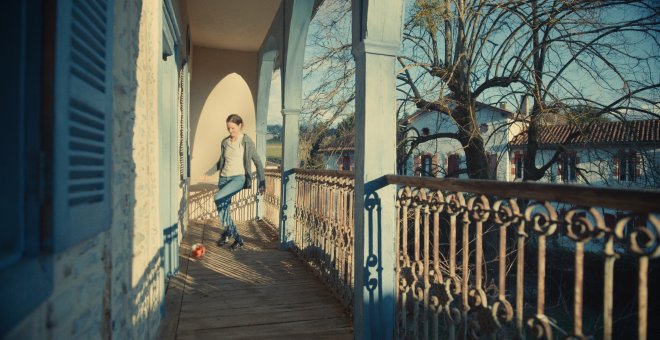 'Abrázame fuerte', la película de Mathieu Amalric que retrata el delirio de la pérdida despreciando todos los tópicos