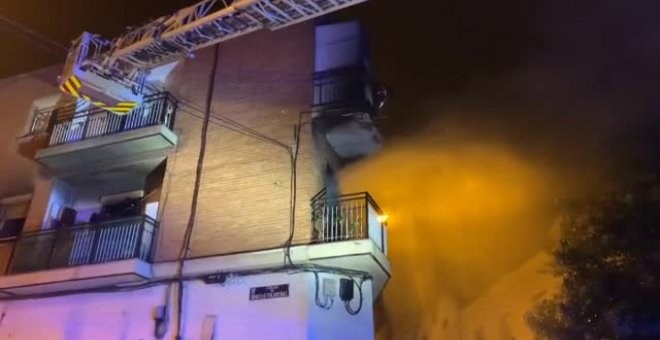 Un incendio calcina por completo una vivienda del barrio madrileño de Vallecas