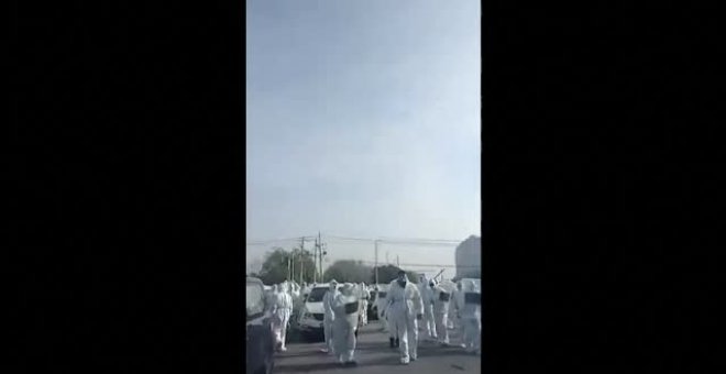 Los trabajadores de Foxconn se enfrentan con palos a los agentes de seguridad