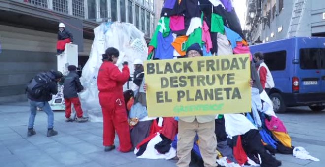 Greenpeace llena de "basura" el centro de Madrid para protestar contra el "despilfarro" del Black Friday