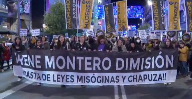 Cientos de personas marchan en Madrid por el 25N y una parte grita 'Irene Montero, dimisión'