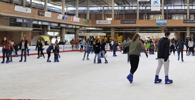 Las pistas de hielo navideñas proliferan en Catalunya en plena sequía extrema