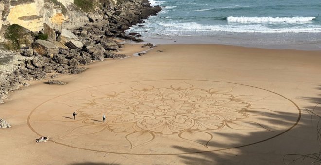 Cientos de personas asisten a la Playa de Mataleñas para ver la mandala más grande del mundo