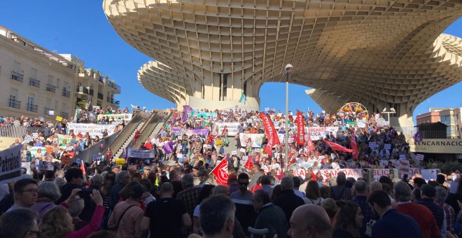 Sanitarios y usuarios protestan en Andalucía en defensa de la sanidad pública