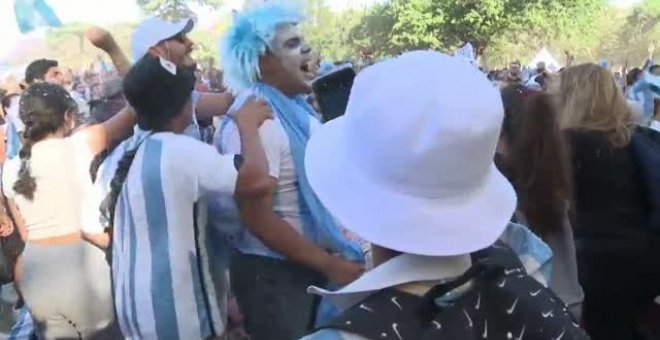 Locura en Buenos Aires tras un triunfo que permite a Argentina seguir viva en el Mundial