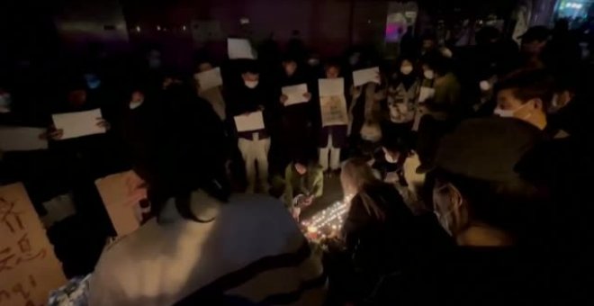 Shanghai celebra una vigilia con velas por las víctimas del incendio de Urumqi