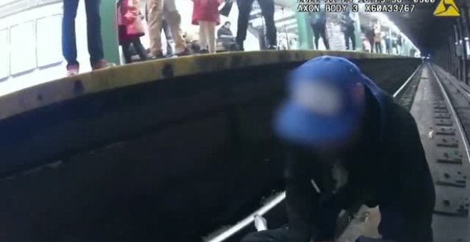 Policías de Nueva York salvan in extremis a un hombre de las vías del metro