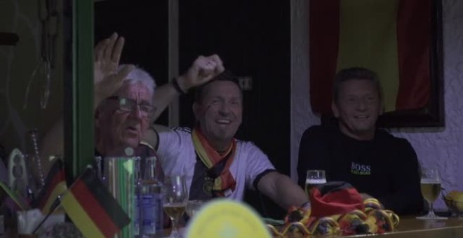 Aficionados alemanes en Torrox celebran el empate de su selección con España en el Mundial