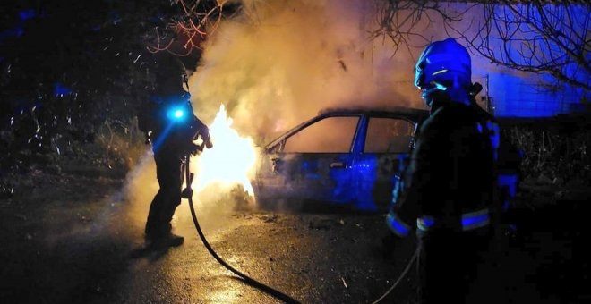 Amanece calcinado un coche en Arnuero