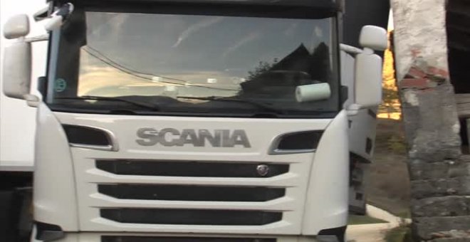 Un camión, siguiendo las indicaciones del GPS, se queda encajado en Navarra