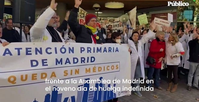 Las y los médicos protestan frente a la Asamblea de Madrid en la novena jornada de huelga