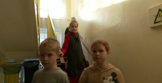 Los colegios de Kiev resisten como pueden a la guerra