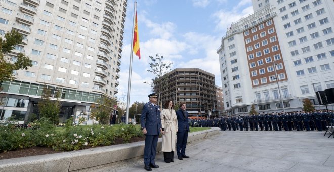 Almeida coloca otra bandera gigante de España en el centro de Madrid