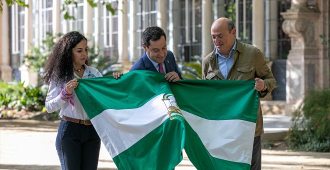 El abrazo de Moreno a la bandera andaluza y su homenaje al 4D lo aleja de Vox y descoloca al PSOE