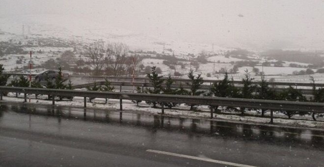 La nieve obliga a cerrar Lunada y se precisan cadenas en La Matanela, Estacas de Trueba y otras carreteras de montaña