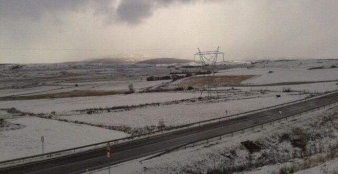 Un tramo de la carretera a Lunada, cerrado por la nieve