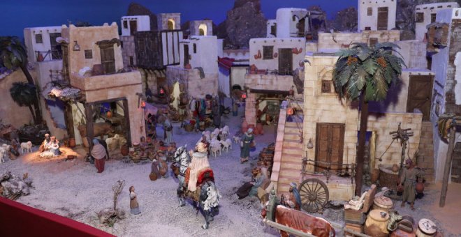San Vicente enciende su alumbrado navideño e inaugura el belén artesanal