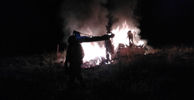 Se queman un cobertizo y una caravana abandonados en Cayón