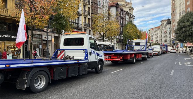 Casi un centenar de grúas de auxilio en carretera 'invade' Santander para reivindicar precios que cubran sus costes