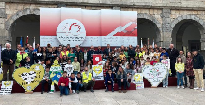 Corazones que dan voz a la solidaridad y a la educación en Cantabria