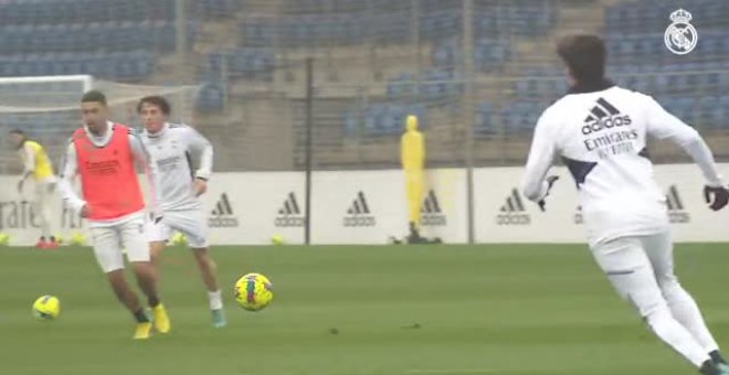 Ejercicio físico y balón en el primer entrenamiento de la semana del Real Madrid