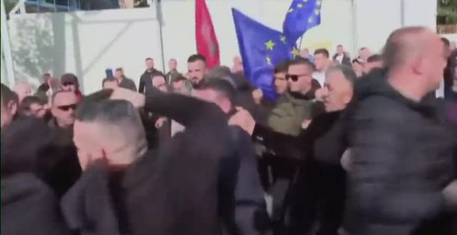 Sali Berisha, líder de Albania, recibe un puñetazo en la cara durante una manifestación en Tirana