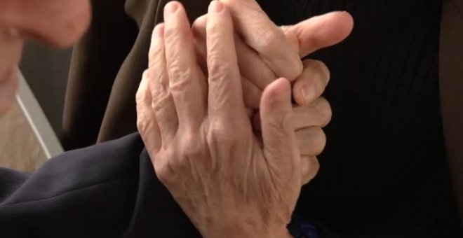 Una pareja de ancianos se reencuentra tras seis meses de separación en dos residencias distintas