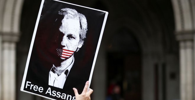 Criminalització, presó i assetjament judicial: 12 anys de persecució contra Assange i la llibertat d'expressió