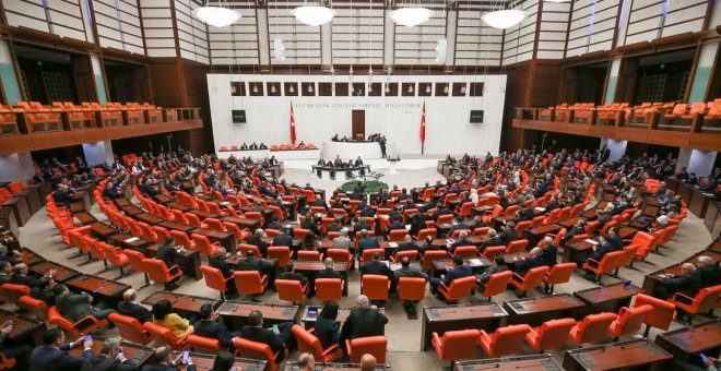 Un diputado en estado crítico tras una pelea en el Parlamento de Turquía