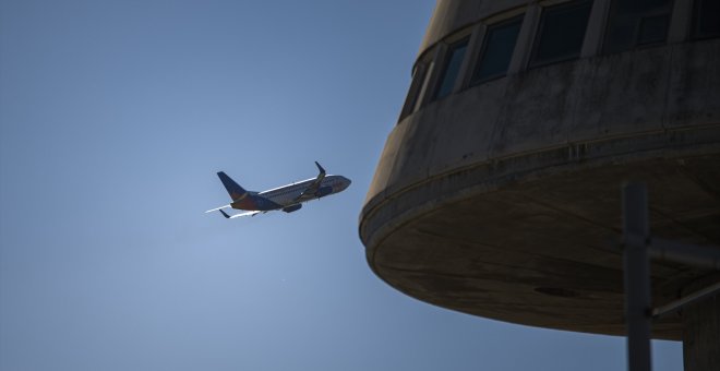 Un grupo de migrantes huye de un avión que aterrizó de emergencia en Barcelona tras un falso aviso de parto