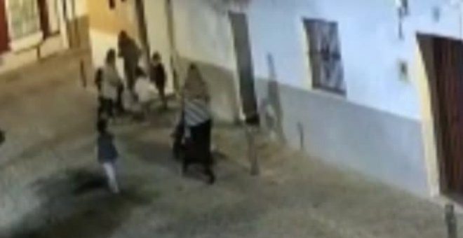 Dos policías salvan la vida a una niña que entró en parada tras chocar con un bolardo