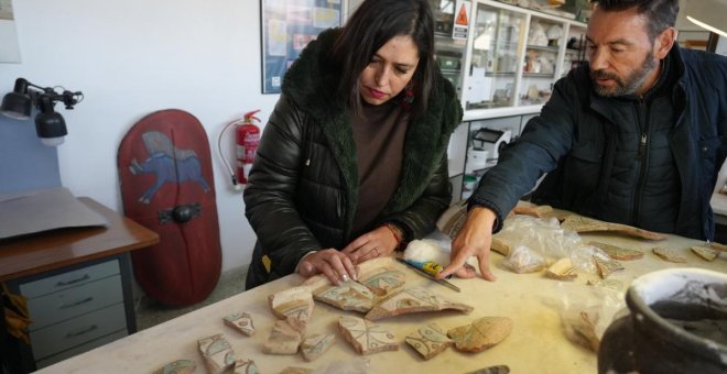 Restauran siete importantes piezas cerámicas procedentes de las excavaciones en el parque arqueológico de Alarcos