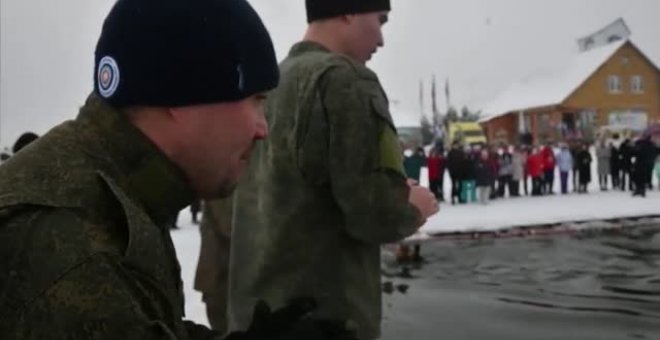 Los rusos desafían el frío bañándose en agua helada