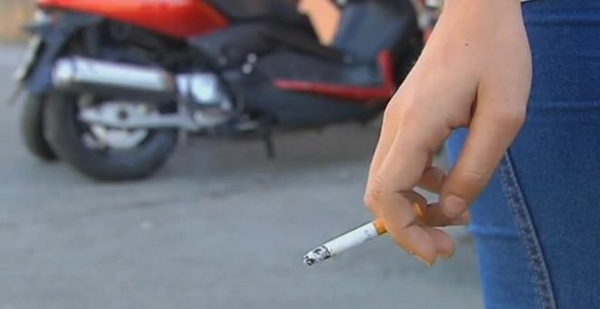 Nueva Zelanda prohibe de por vida comprar tabaco a los adolescentes de 13 años