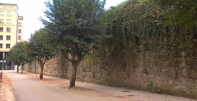 Los balones perdidos tras el muro de un convento de Pontevedra vuelven con sus dueños