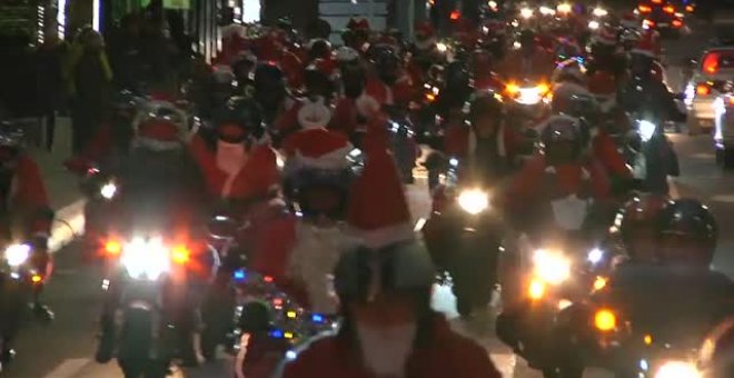 Más de 700 Papás Noel moteros recorren las calles de León