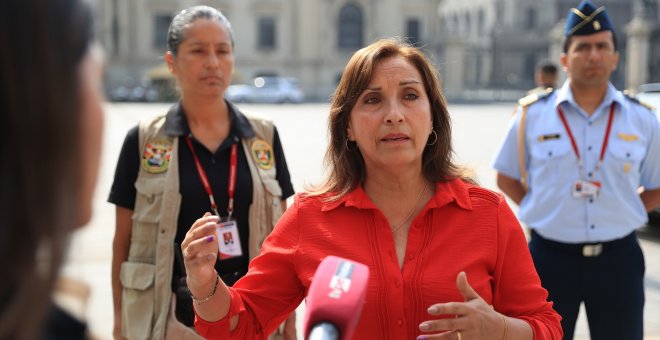 La presidenta de Perú exige al Congreso adelantar las elecciones mientras rechaza renunciar al cargo