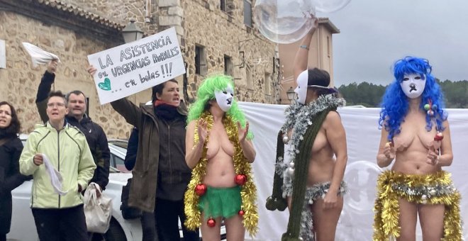 Vecinos y médicos de la Sierra Norte de Madrid se desnudan para denunciar que "Ayuso deja nuestra sanidad en bolas"