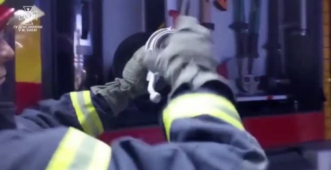 Los bomberos de Kiev trabajan para sofocar las llamas que ha dejado el último ataque ruso