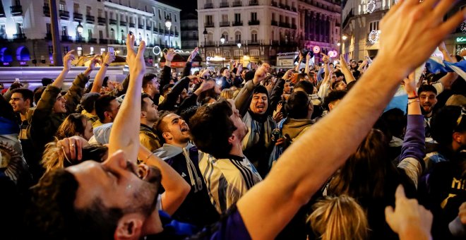 Cargas policiales y tres detenidos en la celebración de los aficionados argentinos en la Puerta del Sol