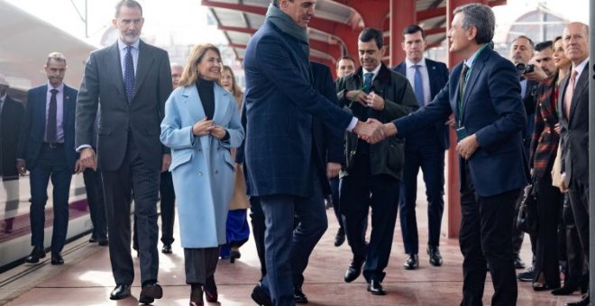 La derecha "llora" al ver cómo Sánchez camina "20 centímetros" por delante de Felipe VI y las redes se mofan: "Igual el retrasado es el rey"