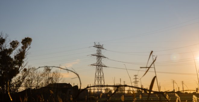 El precio de la luz vuelve a protagonizar una fuerte caída y ya se sitúa en su mínimo desde mayo de 2021