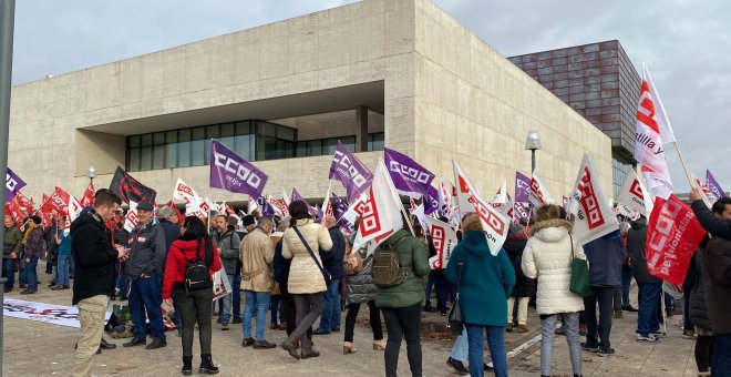 Los sindicatos en Castilla y León exigen a PP y Vox elecciones anticipadas mientras rodean las Cortes
