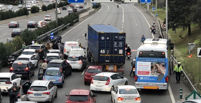 Activistas se pegan a la M-30 para bloquear la Operación Salida y reclaman el fin de subvenciones a la industria cárnica