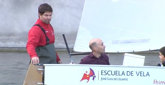 Decenas de niños aprenden a navegar a vela en el lago del Palacio Euskalduna de Bilbao