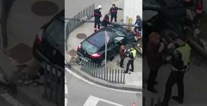 Un coche protagoniza un aparatoso accidente al salirse de la carretera y chocar contra el Centro Cívico Meteorológico